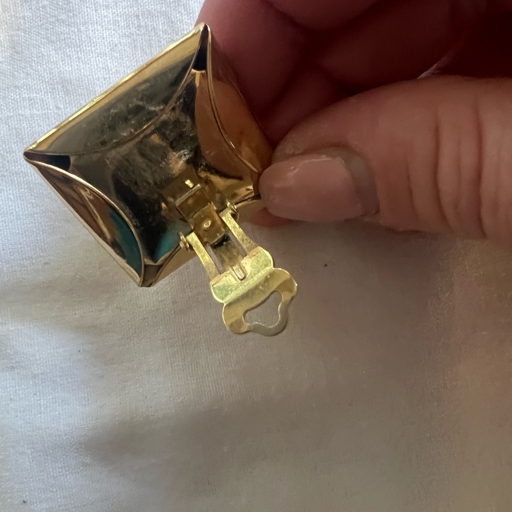 Vintage Chic Gold Pyramid Stud Earrings - Picture 3 of 6